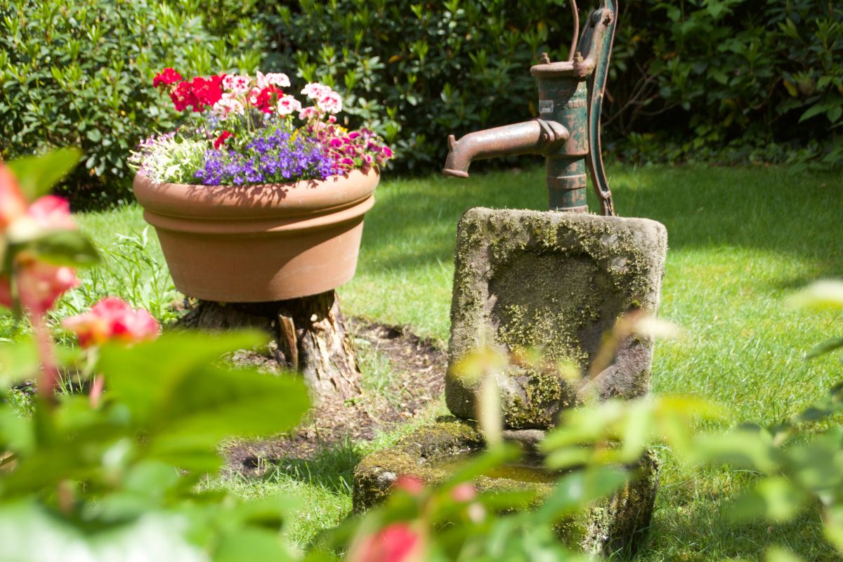 gartenbrunnen-und-blumenschmuck-altes-posthaus