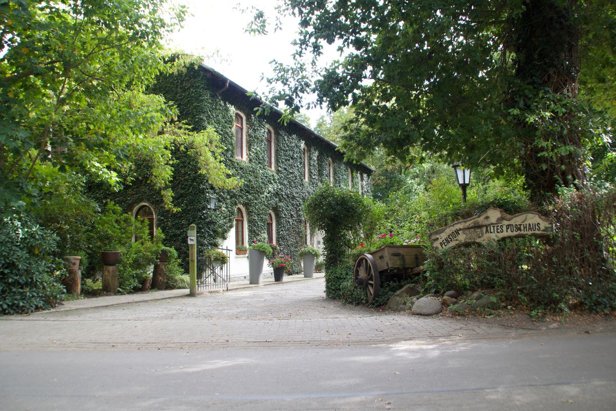 pension-altes-posthaus-hauseingang-im-gruen